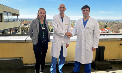 Generationenwechsel im Klinikum: (von links) Franziska Dräger, Verwaltungsleitung, Dr. Volker Quantz, ehemaliger Chefarzt und nun Oberarzt sowie Michael Metzger, Chefarzt, beide Abteilung für Anästhesie und operative Intensivmedizin