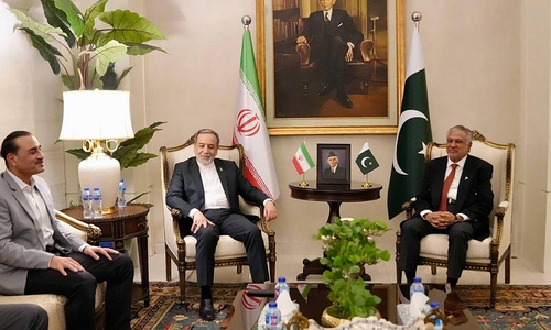 Irans Außenminister Araghchi (Mitte) am 24.04.2026 in Islamabad