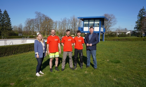 Christina Fritz, Jens Fenske, Kevin Grundke, Kevin Bröcker und Bürgermeister Nils Neuhäuser genannt Holtbrügge kündigen die baldige Eröffnung des Freibads an.