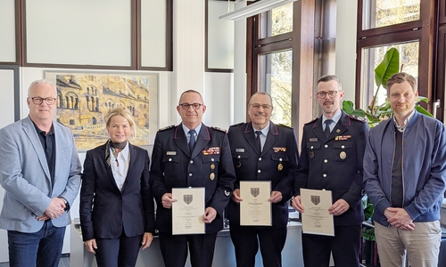 Der Stadtbrandmeister Christian Hellmeier (3. v. li.) mit seinem ehemaligen und künftigen Stellvertreter. Kevin Schmidt (2. v. re.) löst Frank Slotta (3. v. re.) ab. Oberbürgermeisterin Urte Schwerdtner hat soeben im Beisein von Tim Meißner (li.) und Sven Busse (re.) die Urkunden übergeben.