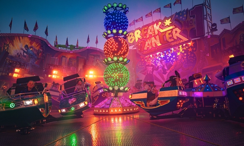 Am Abend verwandelt sich der Rummelplatz in ein Lichtspektakel.