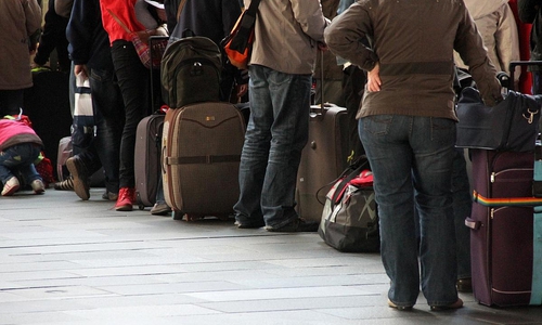 Touristen beim Check-in am Flughafen