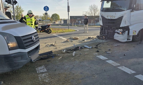 Die Fahrzeuge wurden erheblich beschädigt.