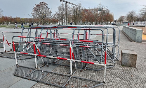 Absperrung vor dem Bundeskanzleramt am 13.04.2026