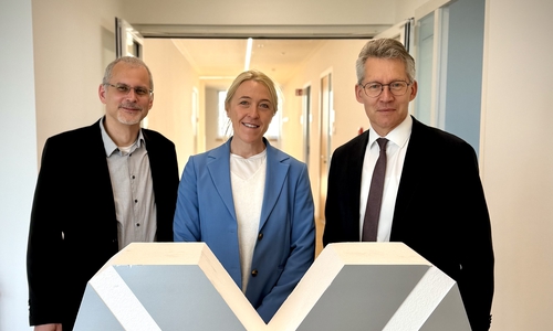 Stadtwerke Vorstand, Dr. Frank Kästner, gratuliert der neu gewählten Betriebsratsspitze