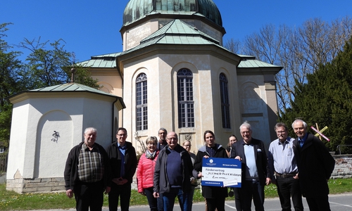 Bei der Spendenübergabe vor der St.Markus-Kirche in Equord.