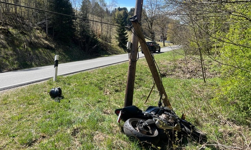 Auch der Telefonmasten wurde bei dem Unfall beschädigt.