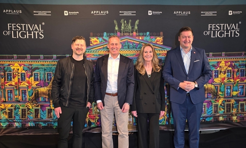 Sie holen das "Festival of Lights" nach Braunschweig: (v.l.) Paul Kunze (Applaus Kulturproduktion), Anthony Bandmann (CEO Volkswagen Financial Services), Birgit Zander (Geschäftsführerin und Gründerin Festival of Lights International GmbH) und Braunschweigs Oberbürgermeister Thorsten Kornblum.