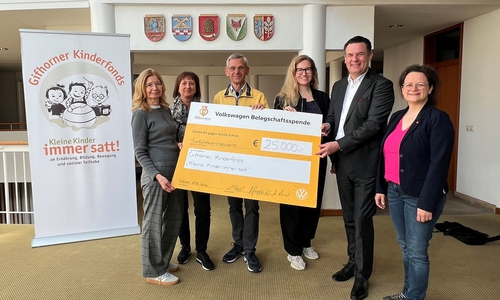 Freude bei der Spendenübergabe: (v.l.) Annette Hoffmann (Gifhorner Kin- derfonds), Anja Lind (Volkswagen Betriebsrat), Holger Ploog (Gifhorner Kinderfonds), Annika  Stappenbeck (Volkswagen Personalwesen), Matthias Nerlich (Bürgermeister der Stadt Gifhorn und Schirmherr des Gifhorner Kinderfonds), Susanne Preuk (Volkswagen Betriebsrat)