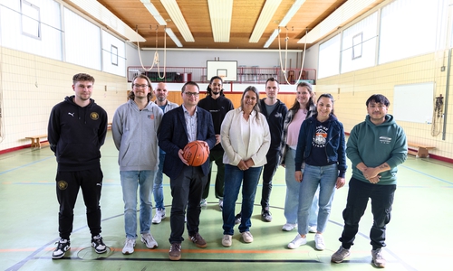  Neues, offenes Angebot für Kinder- und Jugendliche in Salzgitter: Organisatoren und Kooperationspartner feiern den Start von „BasKIDball“ in der Sporthalle der Montessori-Schule in Lebenstedt