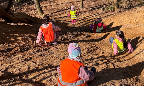 Mit Schwung den Abhang hinunter.