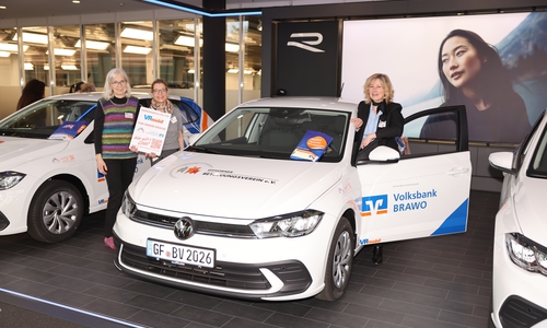 Maria Gebken (li.) und Urte Kowalski nehmen dankend den VW Polo für den Gifhorner Betreuungsverein e.V. von Claudia Kayser, interimsmäßige Direktionsleiterin der Volksbank BRAWO Gifhorn, entgegen.