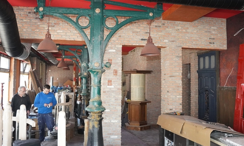 Das Interieur wird rustikal, hier wurden Originallampen vom alten Stettiner Bahnhof eingebaut.