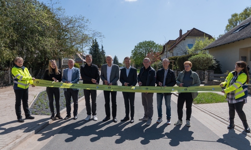Oberbürgermeister Dennis Weilmann (fünfter von links), Erster Stadtrat und Stadtbaurat Kai-Uwe Hirschheide (vierter von links) und Vertretern der Verwaltung und Politik bei der offiziellen Freigabe der Straße Alexanderberg. 