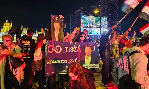 Tisza-Anhänger feiern auf der Wahlparty am 12.04.2026