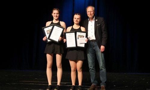 Kunstradfahrerin Marla Wohltmann (li.) und Mona Komnick vom RSV Löwe Gifhorn und Laudator Dr. Sören Hoffmann vom Kreissportverband Gifhorn.