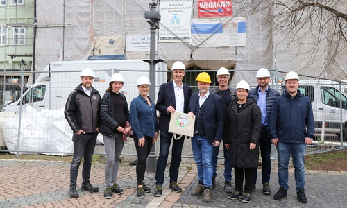 Steffen Kapitzke (Leitung Fachbereich Gebäude), Malin Dyck (Referentin für Umwelt und Naturschutz und Denkmalpflege, Niedersächsische Bingo-Umweltstiftung), Isabel Krekel (Assistentin der Geschäftsführung, Niedersächsische Bingo-Umweltstiftung), Karsten Behr (Geschäftsführer der Niedersächsischen Bingo-Umweltstiftung), Bürgermeister Ivica Lukanic, Architekt Christian Pahlke (ppb), Kristina Kark (Sachgebiet Controlling und Fördermittel), Axel Sievers (Finanzsteuerung) und Fabian Schlauch (Kämmerei).