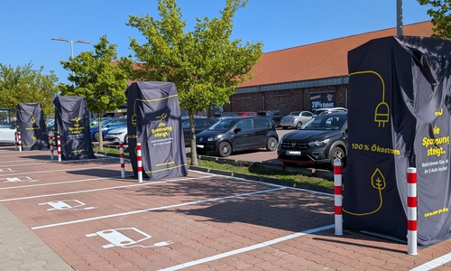 Vor kurzem waren sie noch verhüllt, jetzt sollen sie endlich an den Start gehen: die neuen Ladesäulen am Neuen Weg.