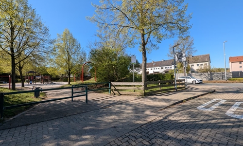 Der Haupteingang zum Spielplatz liegt in der Straße Im Blumengarten