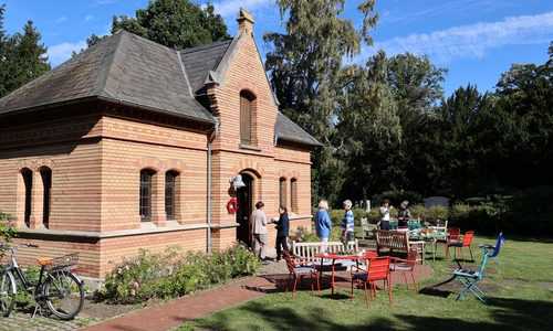 Das Café Kränzchen in und vor der Remise auf dem Hauptfriedhof Braunschweig.