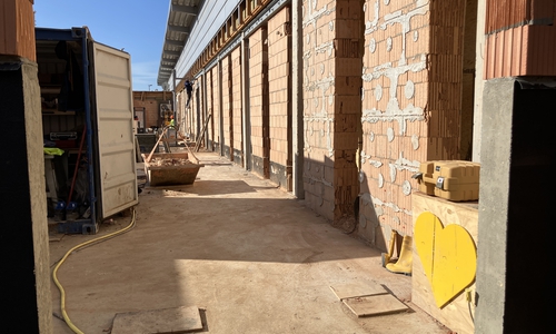 Die alte Außenwand wird zurückgebaut. Stahlträger als Abfangelemente wurden eingebaut. 