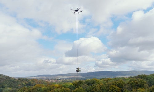 Die Drohne der TU Braunschweig transportiert eine aus der Baumkrone abgeschnittene Blattprobe.