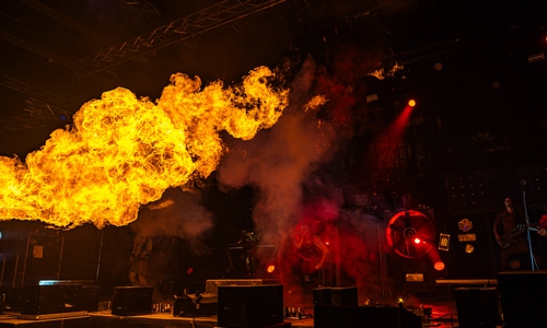 Beim Konzert ging es heiß her.