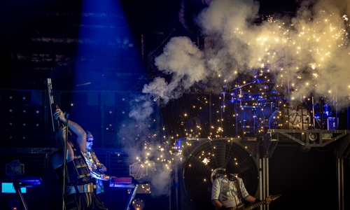 Beim Konzert flogen im wahrsten Sinne des Wortes die Funken.