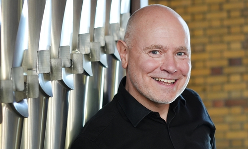 Patrick Gläser rockt auf der Kirchenorgel.