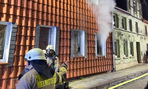 Aus einem Fenster quoll Rauch.
