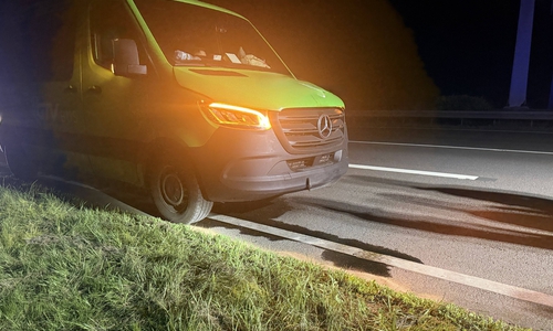 Aus einem defekten einem Kleinlaster floss in der Nacht Dieselkraftstoff auf die A2.