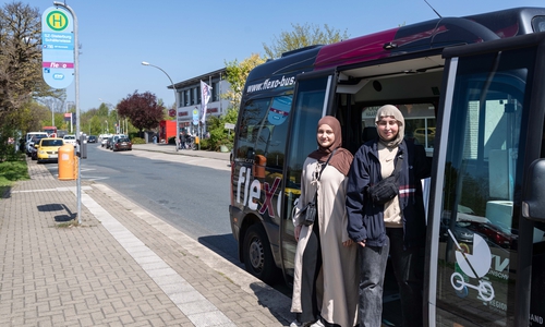 Die beiden Schülerinnen engagieren sich für flexible Mobilität in Salzgitter: Esila Isbilir (li.) und Ece Hickorkmaz.