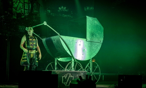 Die Band ist für ihre aufwendig inszenierten Bühnenshows bekannt.