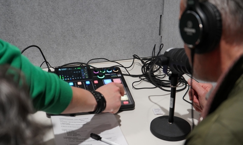 Einen Podcast aufnehmen? Mit dem Equipment aus dem Kreismedienzentrum, das auch Privatpersonen ausleihen können, ist das kein Problem.
