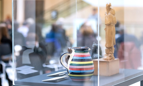 Ein Blick in eine Glasvitrine der Ausstellung. 