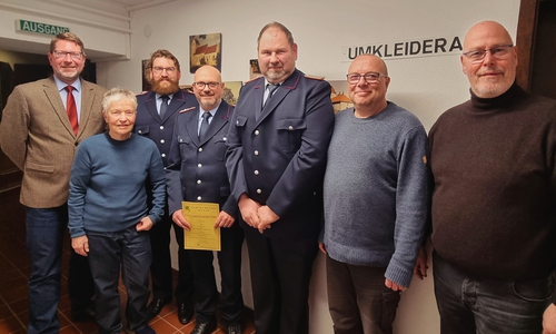 Johannes Popenheim (3.v.l.) wurde zum stellvertretenden Ortsbrandmeister der Freiwilligen Feuerwehr Hachum ernannt. Aus dieser Funktion wurde Jörg Rust (4.v.l.), der mittlerweile kommissarischer Ortsbrandmeister ist, entlassen. Als Ortsbrandmeister der Freiwilligen Feuerwehr Erkerode/Lucklum wurde Carsten Belkius (5.v.l.) auf eigenen Wunsch entlassen. Zu den Gratulanten gehörten: Marco Kelb (Samtgemeindebürgermeister, 1.v.l.), Christiane Wagner- Judith (stellvertretende Bürgermeisterin der Gemeinde Evessen, 2.v.l.), Carsten Marowsky-Brée (Vorsitzender des Feuer- und Katastrophenschutzausschusses, 2.v.r.) und Karsten Ansorge (Bürgermeister der Gemeinde Erkerode, 1.v.r.)