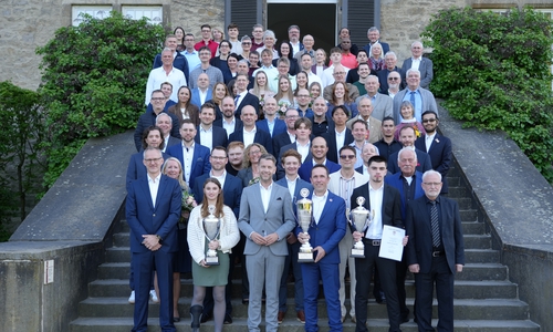 Gruppenbild aller Preisträger auf der Schlosstreppe.