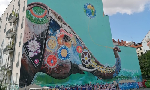 Oftmals verschönern Murals graue Fassaden.