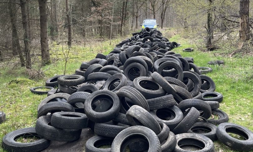 Spektakulär: Unbekannte haben bei Gilde 300 alte Autoreifen entsorgt.
