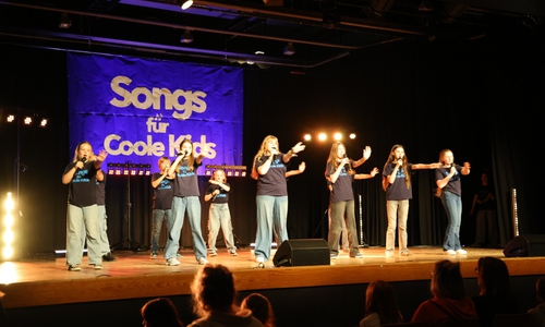 Junge Talente präsentierten bei „Songs für Coole Kids“ ihre Lieder auf der Bühne.