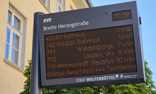 In mehr als 20 Kommunen zeigen rund 460 sogenannte Dynamische Fahrgastinformationsanzeiger.