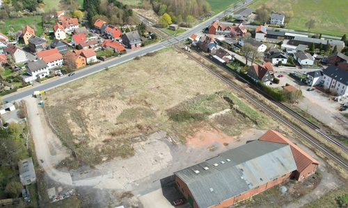 Eigentlich sollten an der Leipziger Allee in Wendessen schon die Bagger angerollt sein. Doch der Startschuss für das Neubaugebiet lässt auf sich warten. 