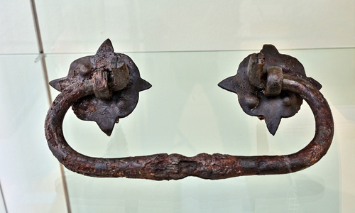 Ein Sarggriff aus den Erbbegräbnissen neben der Hauptkirche in Wolfenbüttel. 