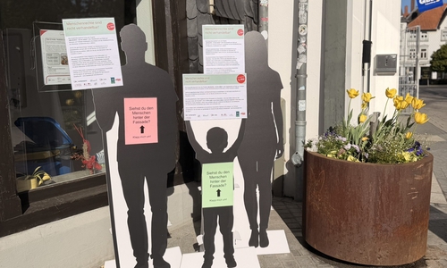 Diese Silhouetten sollen in der Fußgänger auf die Herausforderungen von Menschen mit Behinderungen aufmerksam machen.