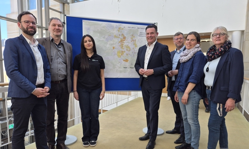 Die Vorstellung des Abschlussberichts zur Kommunalen Wärmeplanung der Stadt Gifhorn erfolgte am 28. April im Ausschuss für Stadtplanung, Bauordnung, Umwelt und Verkehr: (v.l.) Sebastian Gütte (IP SYSCON GmbH), Dr. Jörg Krywkow und Ulla Yassine (Energie Klima Plan gGmbH), Bürgermeister Matthias Nerlich, Stadtbaurat Oliver Bley, Ellen Schulz und Maike Klesen (Fachbereich Stadtentwicklung der Stadt Gifhorn).