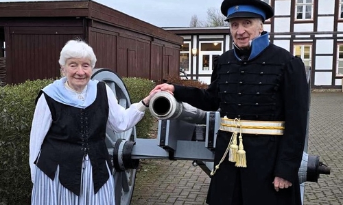 Taufpatin Ingrid Rauhe und Ehrenvorsitzender Albert Rauhe mit dem historischen Geschütz.