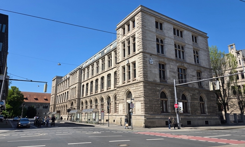. Die Verwaltung soll unter anderem prüfen, ob das Gebäude in der Dankwardstraße als Teil der Stadtverwaltung genutzt werden kann. 