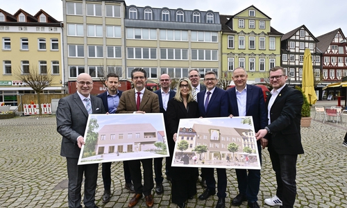Stellten die Pläne vor: (von links) Stefan Honrath, Leiter der Direktion Peine, Volksbank BRAWO Julian Hartwig, Projektleitung, struhk architektur GmbH Carsten Ueberschär, Vorstandsmitglied, Volksbank BRAWO Bernd Paliga-Könecke, Geschäftsführender Gesellschafter, struhk architektur GmbH Prof. Gesche Grabenhorst, Architektin und Vorsitzende der Wettbewerbsjury Ulf Müller, Geschäftsführer BRAWO RE Building Solutions GmbH Markus Wenk, Leiter Unternehmensservice, Volksbank BRAWO Bürgermeister Klaus Saemann, Stadt Peine Stadtbaurat Florian Hahn, Stadt Peine