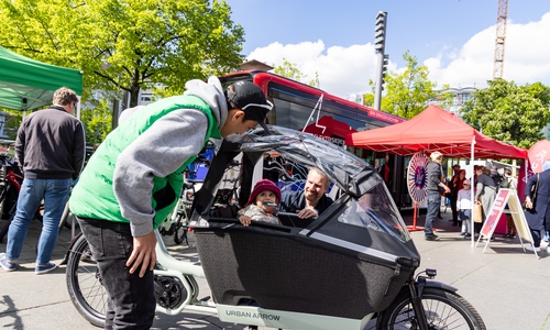 Der Stadtfrühling verwandelt die Plätze der Innenstadt in eine Mobilitätsbühne, auf der Besucherinnen und Besucher die neuesten Fahrzeugmodelle entdecken und ausprobieren können.