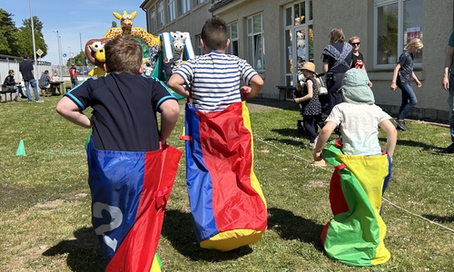 Viele Mitmach-Aktionen, wie hier das Sackhüpfen, werden beim DRK-Tag angeboten.